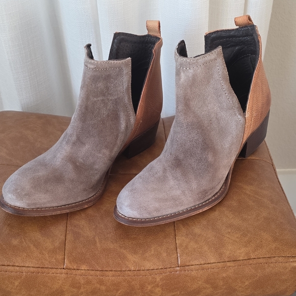 Elegant Tan and Brown Women's Combat Boots - Picture 4 of 5